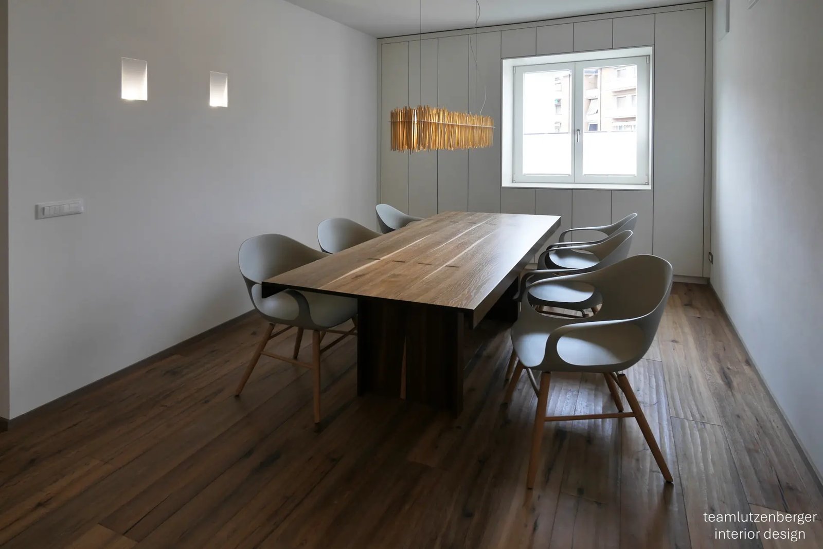 Esstisch aus Massivholz mit Stühlen in einem hellen Esszimmer