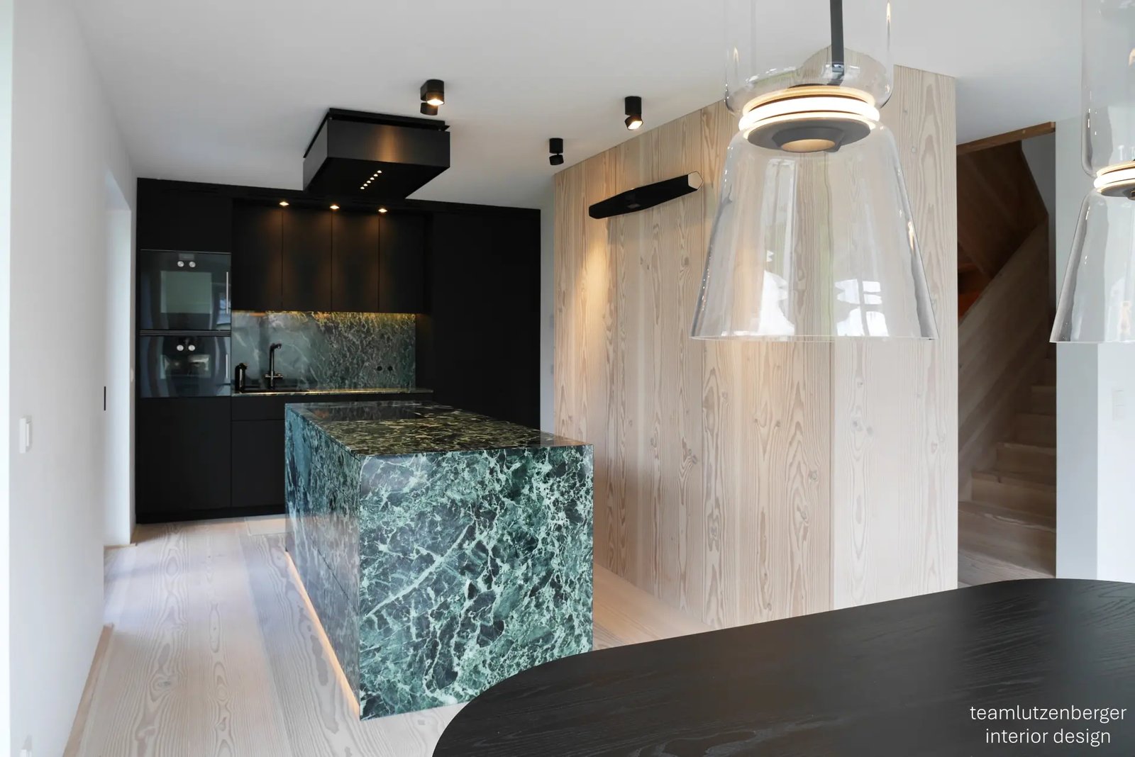 Designküche mit Kücheninsel aus grünem Marmor